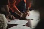 Подписване на предварителен договор за покупка на имот (compromesso) в Италия от двойка с брокер.