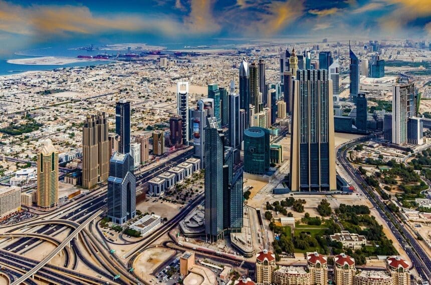 Въздушна снимка на Дубай с модерни небостъргачи и пътна инфраструктура – визуална илюстрация към анализа за разминаването между пазарите на имоти в Дубай и Абу Даби през 2026 г.